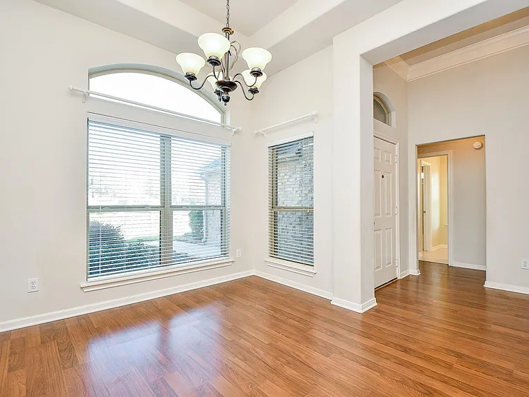 1816 Oak Lodge Dr — Photo 3