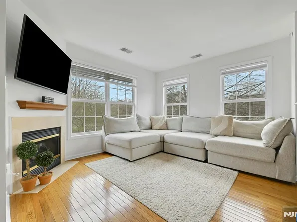 462 Cambridge Dr, Butler, NJ 07405