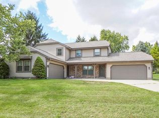 399 Willow Grove Dr #397, Pewaukee, WI 53072