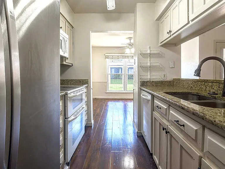2012 Court Pl — Photo 16
