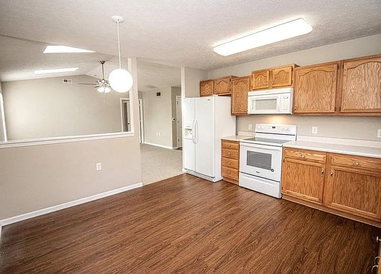 2315 Temple Ct E — Photo 5