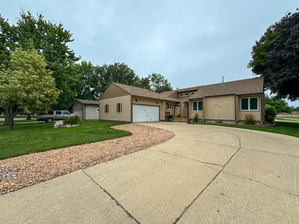 1705 Mission Ct, Huron, SD 57350
