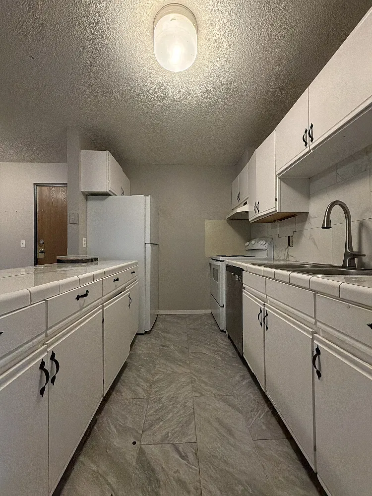 4 bed, 1200 sqft, $1,600 — Photo 2