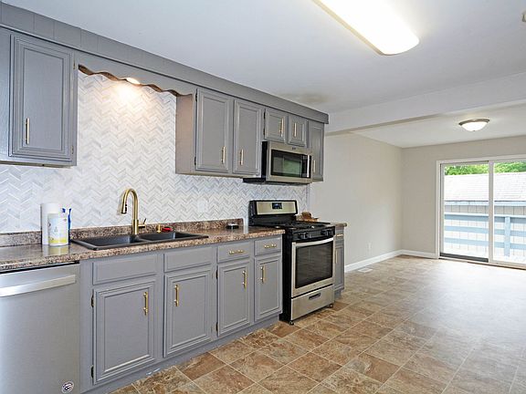 4th image of 109 Delos St W