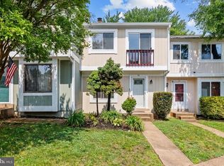 40 Sugarland Square Ct, Sterling, VA 20164