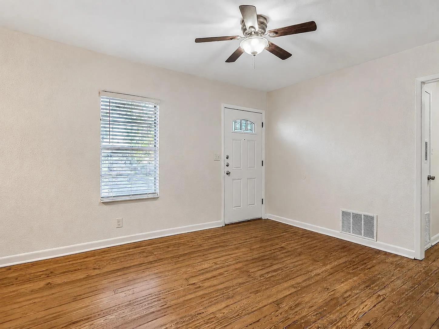 3 bed, 2.0 bath, 1175 sqft, $2,500 — Photo 2