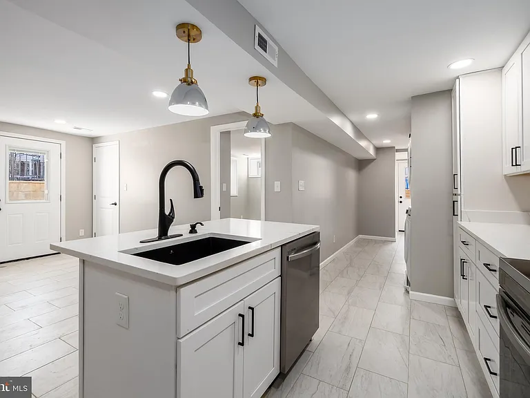 1319 C St NE #B — Photo 13