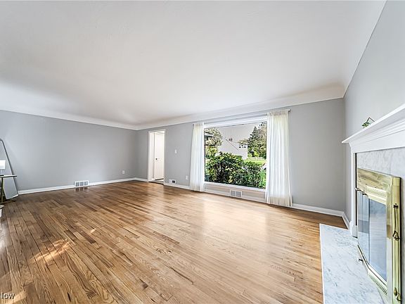 5th image of 2540 Newbury Dr