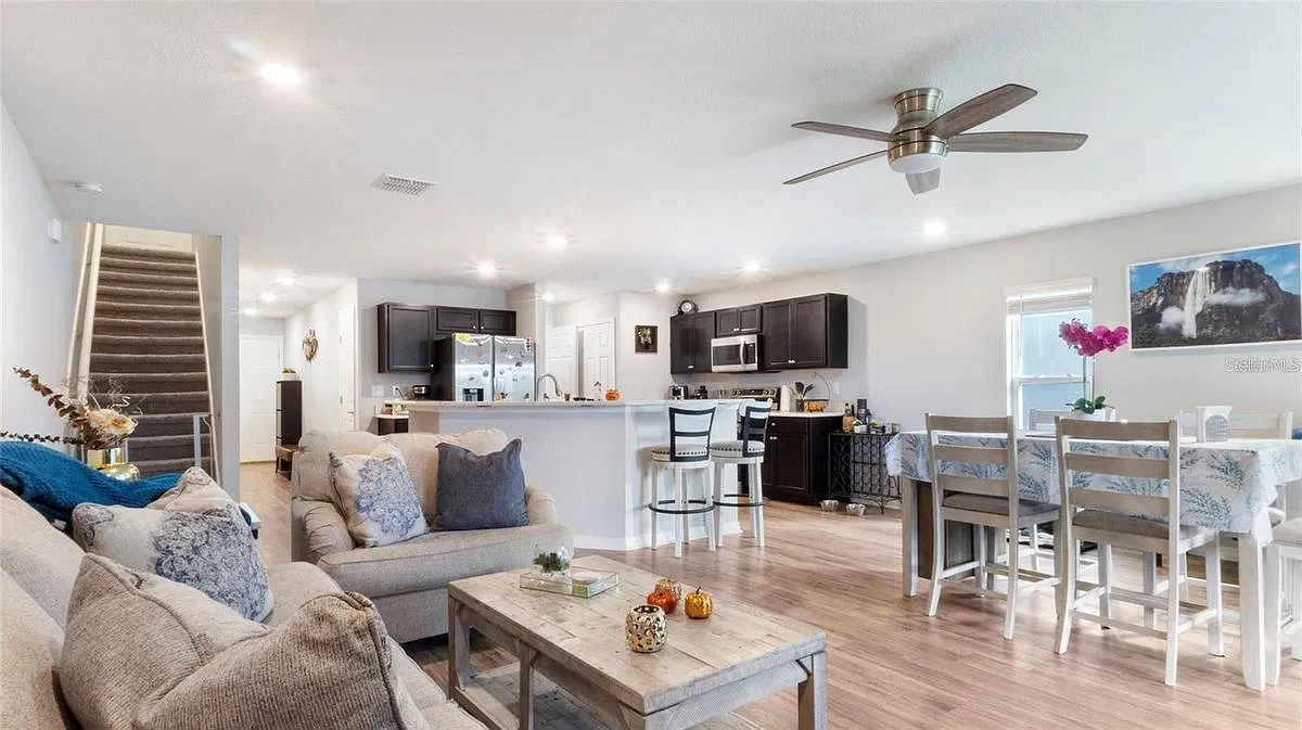 3 bed, 3.0 bath, 1884 sqft, $2,500 — Photo 3