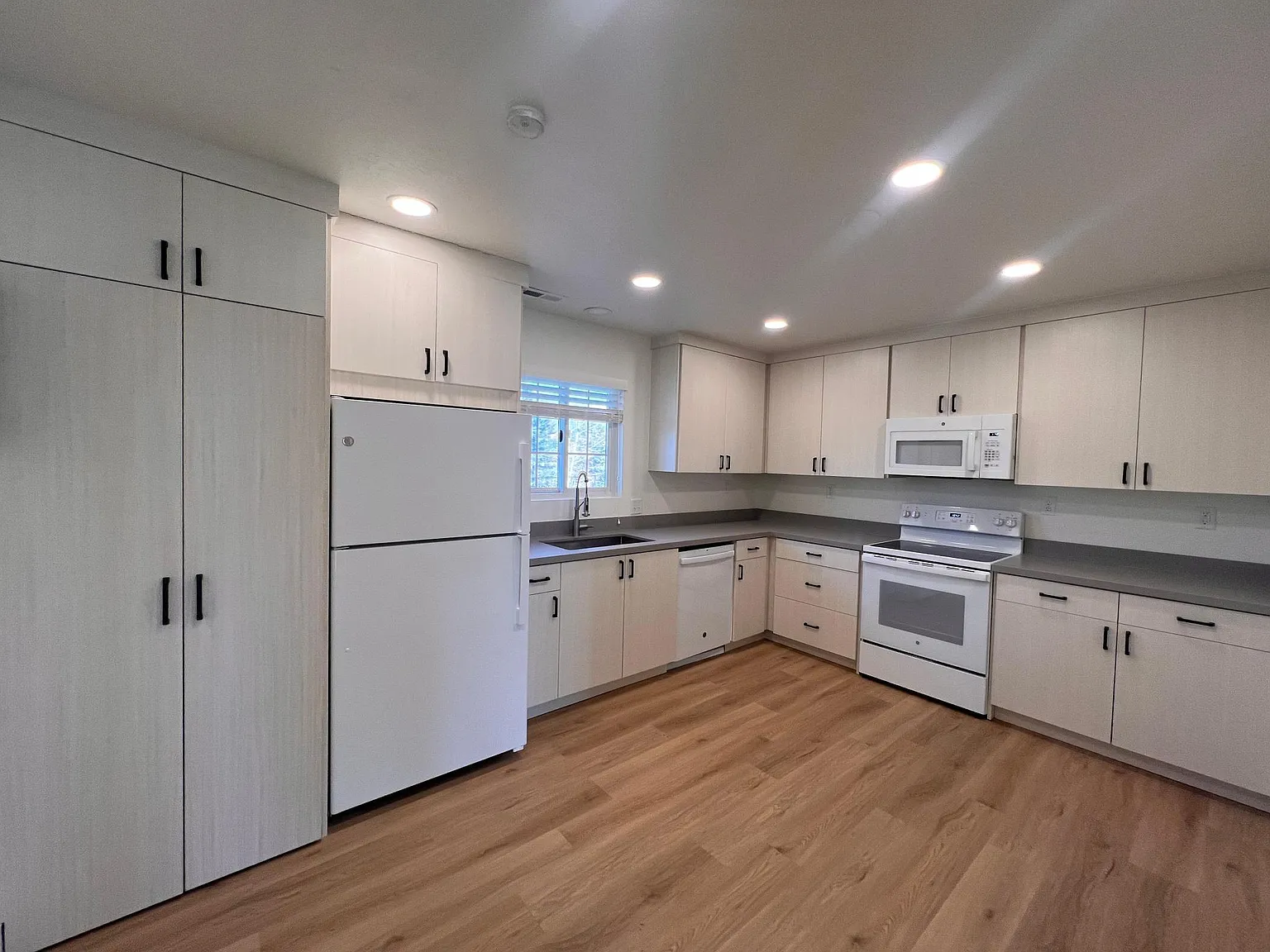 2 bed, 1200 sqft, $2,200 — Photo 1