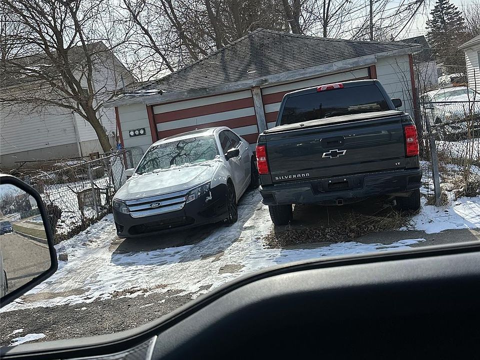 2nd image of 82 Earlmoor Blvd