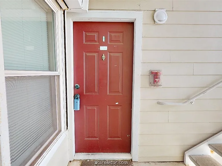 523 Sw Pkwy #204 — Photo 2