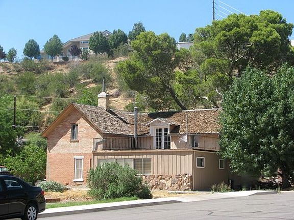 showing back of home, faces south