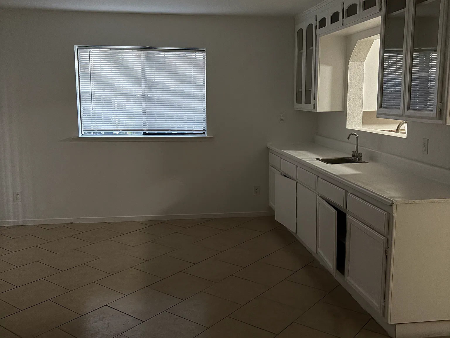 4 bed, 2100 sqft, $2,500 — Photo 2