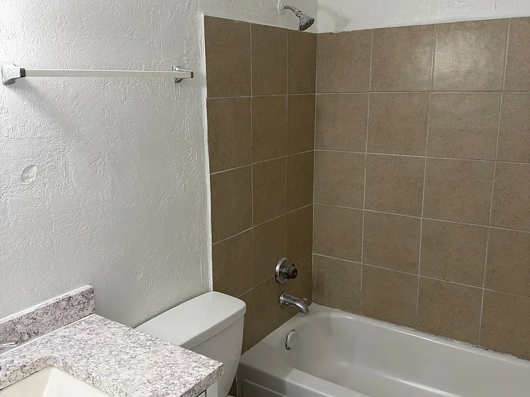 1046 W Polk St #A — Photo 10