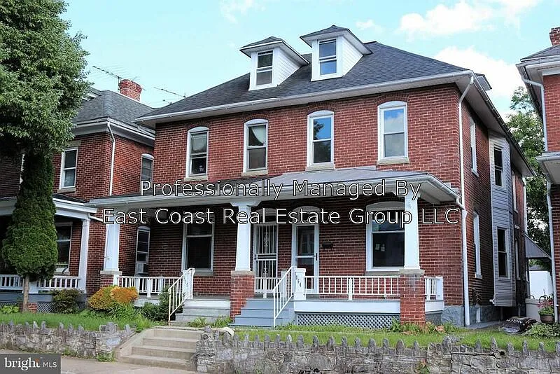 864 Mulberry Ave photo 1