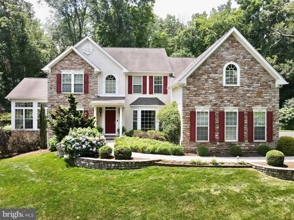 8 Winding Brook Dr, Sinking Spring, PA 19608