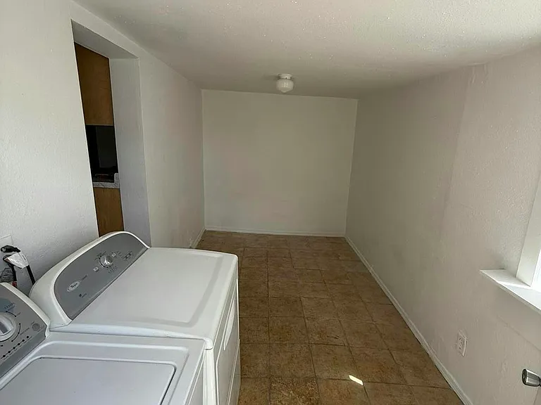 Entry/Laundry Room