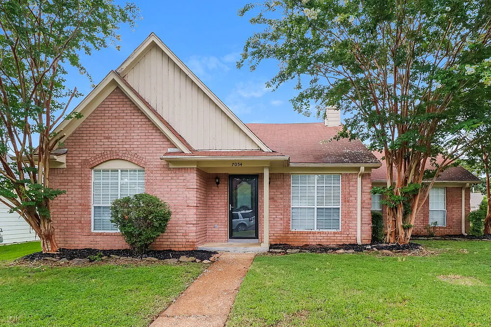 3 bed, 2.0 bath, 1275 sqft, $1,670 — Photo 1