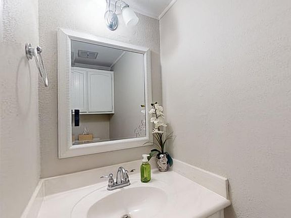 3rd image of 18218 Heritage Ln