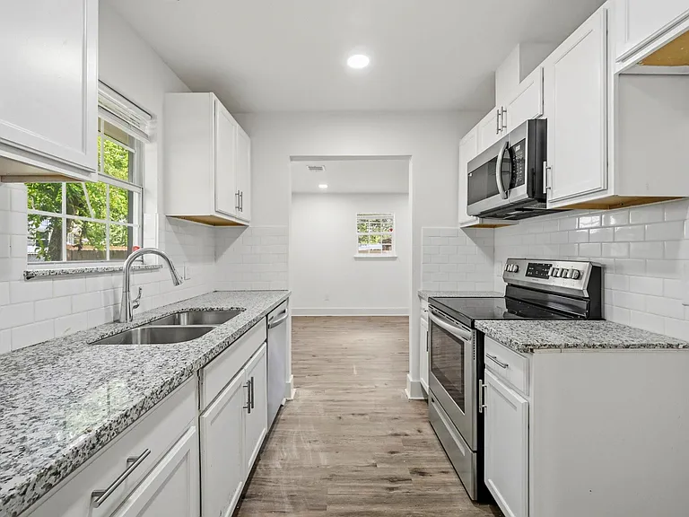 1501 Maiden Ln — Photo 12