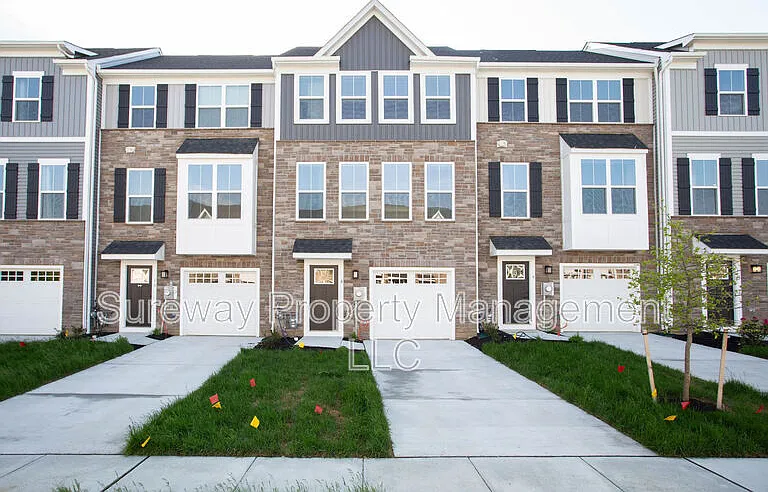 8 Foxwood Dr — Photo 1
