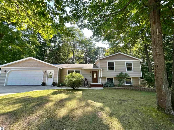 20854 Red Oak Dr, Lake Ann, MI 49650