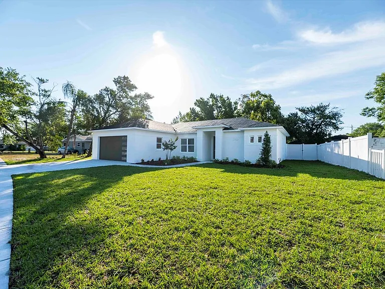 1709 Holly Rd — Photo 4