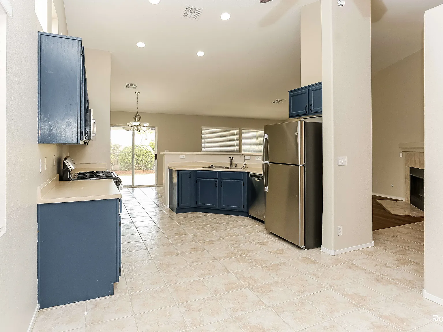 3 bed, 2.0 bath, 1646 sqft, $2,445 — Photo 2