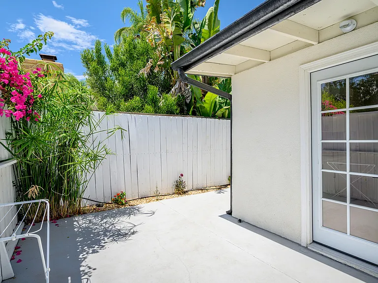 22432 Burbank Blvd #1/2 — Photo 14