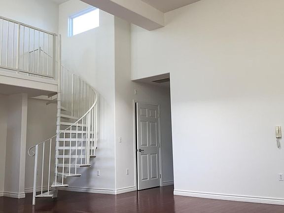 3rd image of 4655 Maplewood Ave Ste 403