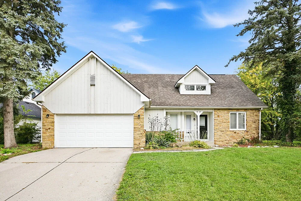 3 bed, 2.0 bath, 1989 sqft, $2,070 — Photo 1