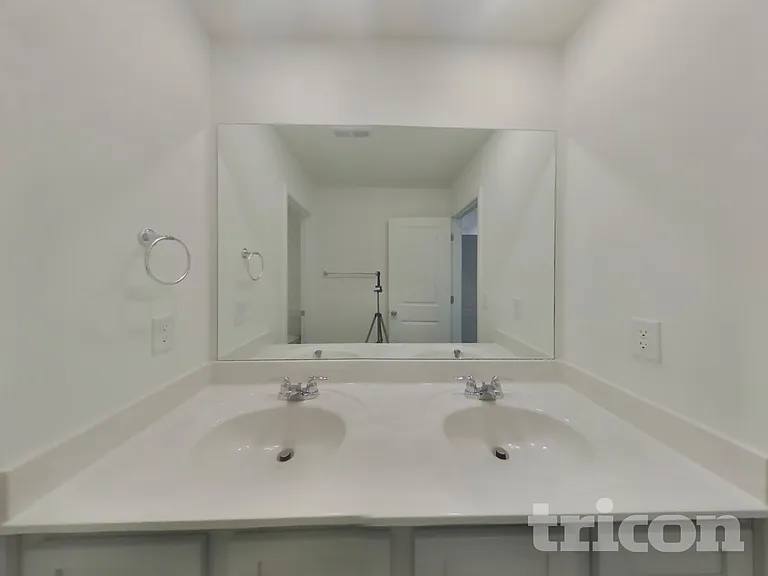 1940 Logan Ln — Photo 20