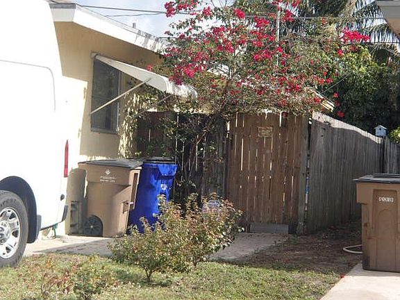 4th image of 318 SW 32nd Ter