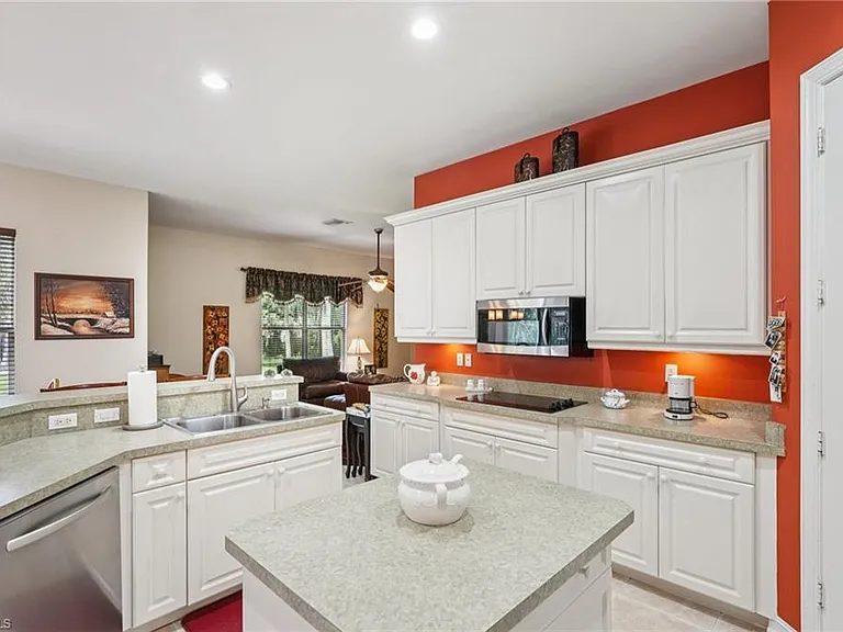 2621 Golden Gate Blvd W — Photo 16