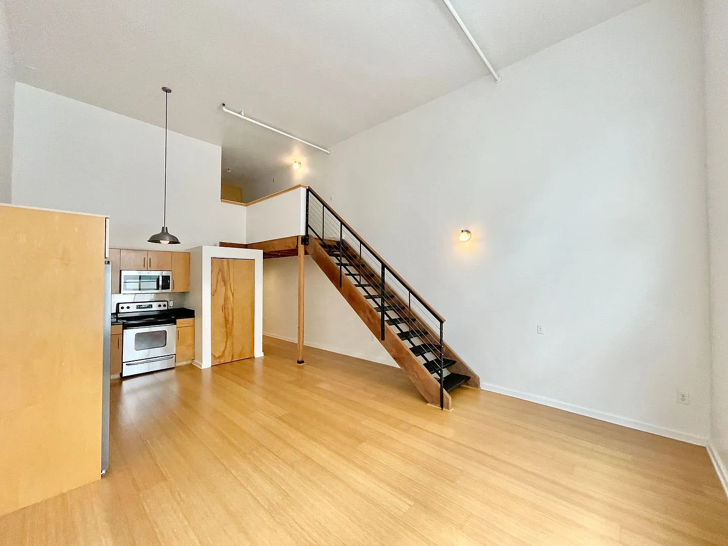 Huge 2 Level 2br/1.5ba Loft, High Ceilings, Laundry, Central Location! Progressive — Photo 1
