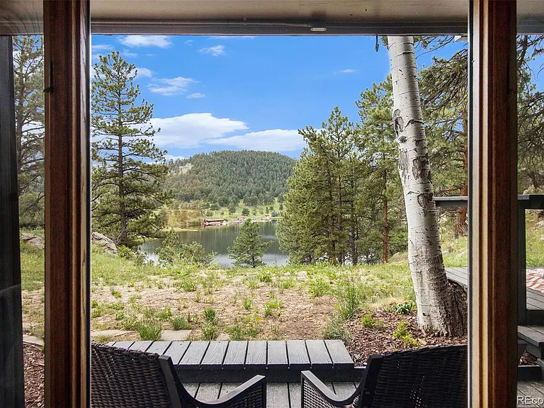 28433 Kinnikinnick Rd #UPPER — Photo 8