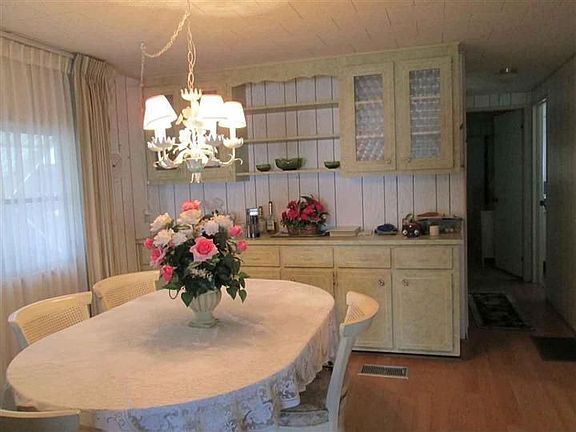 4th image of 323 Shoreland Dr