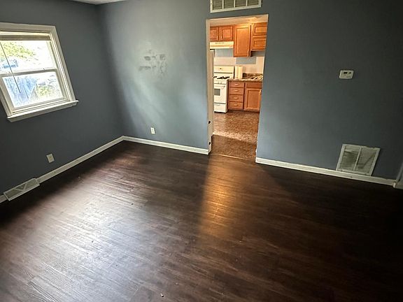 4th image of 32213 Oscoda Ct