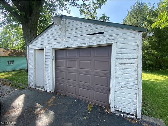 4th image of 1445 Mazda Ave NE