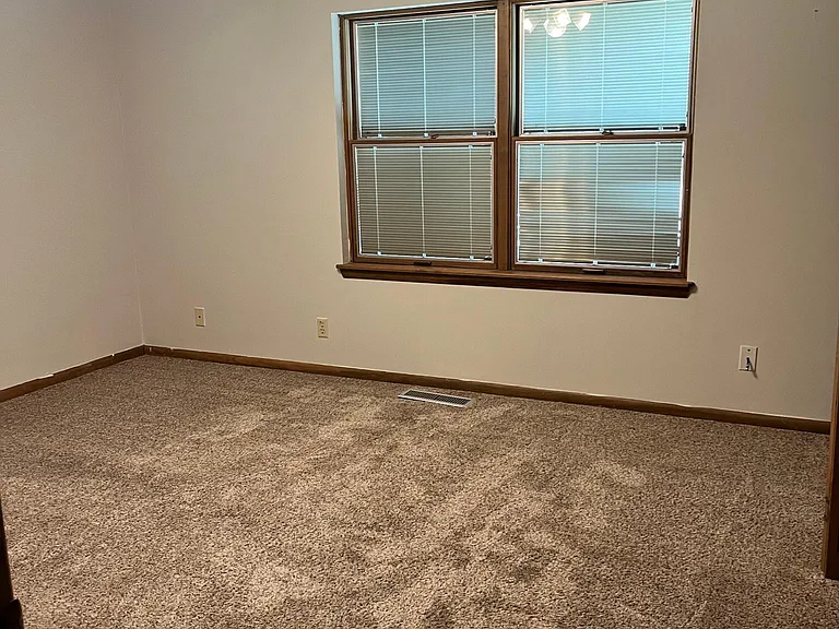 2526 W Broadway Ave — Photo 16