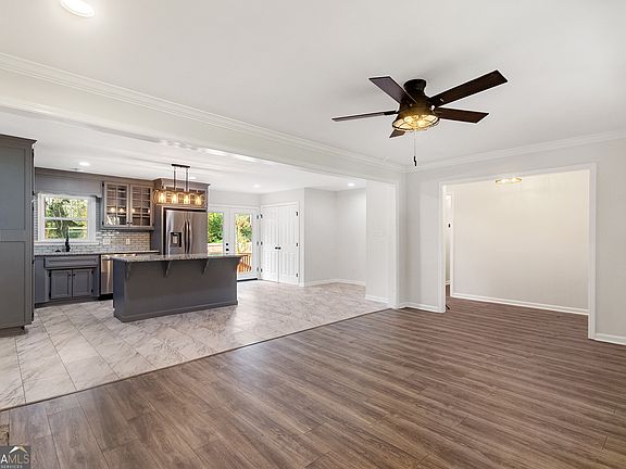 5th image of 2110 Park Ln