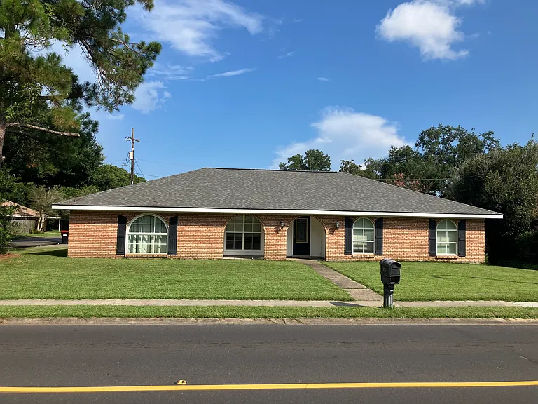 901 Dulles Dr — Photo 1