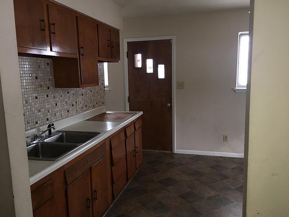 2nd image of 903 W Macqueen Ave