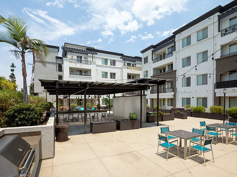 Latitude 33 — Photo 18