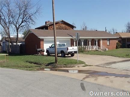 2nd image of 829 N Park Ave