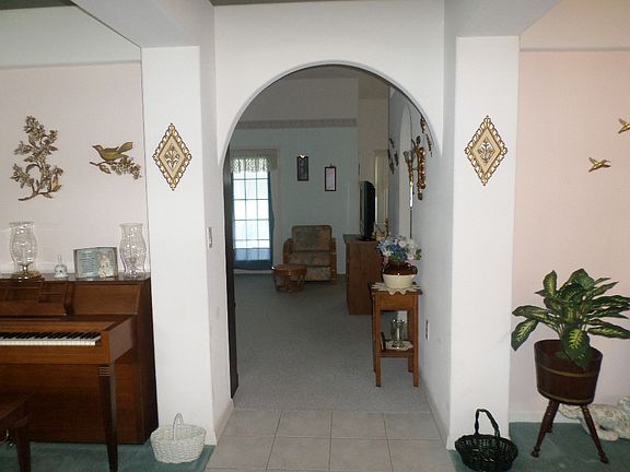 Entrance w/Din & Living rms