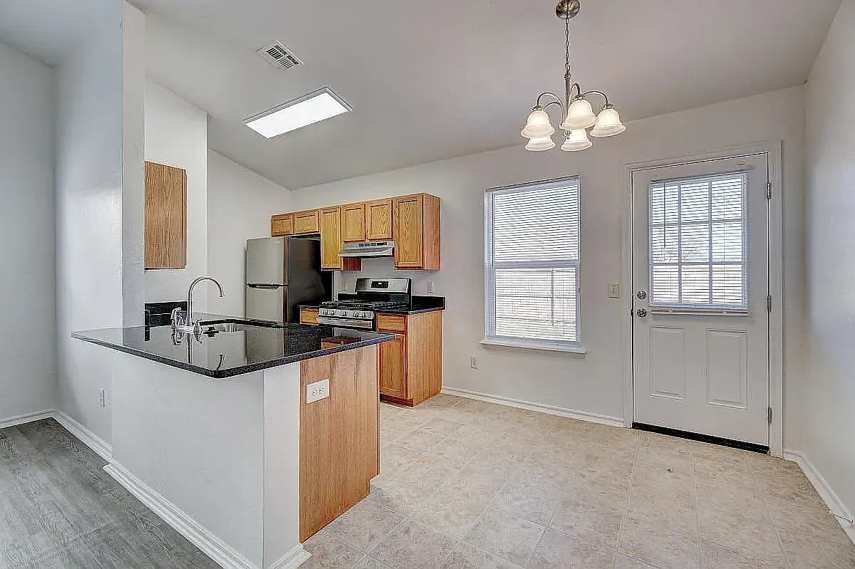 3 bed, 1230 sqft, $1,300 — Photo 4
