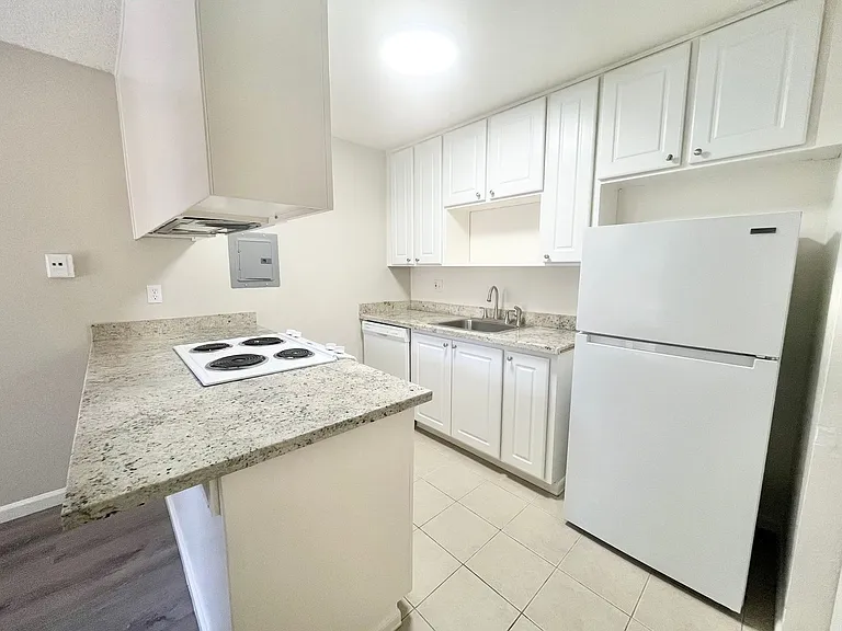 2809 H St #15 — Photo 5