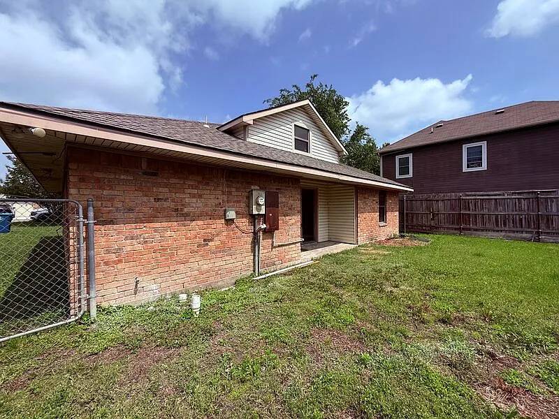 Building Photo - 609 Trout St